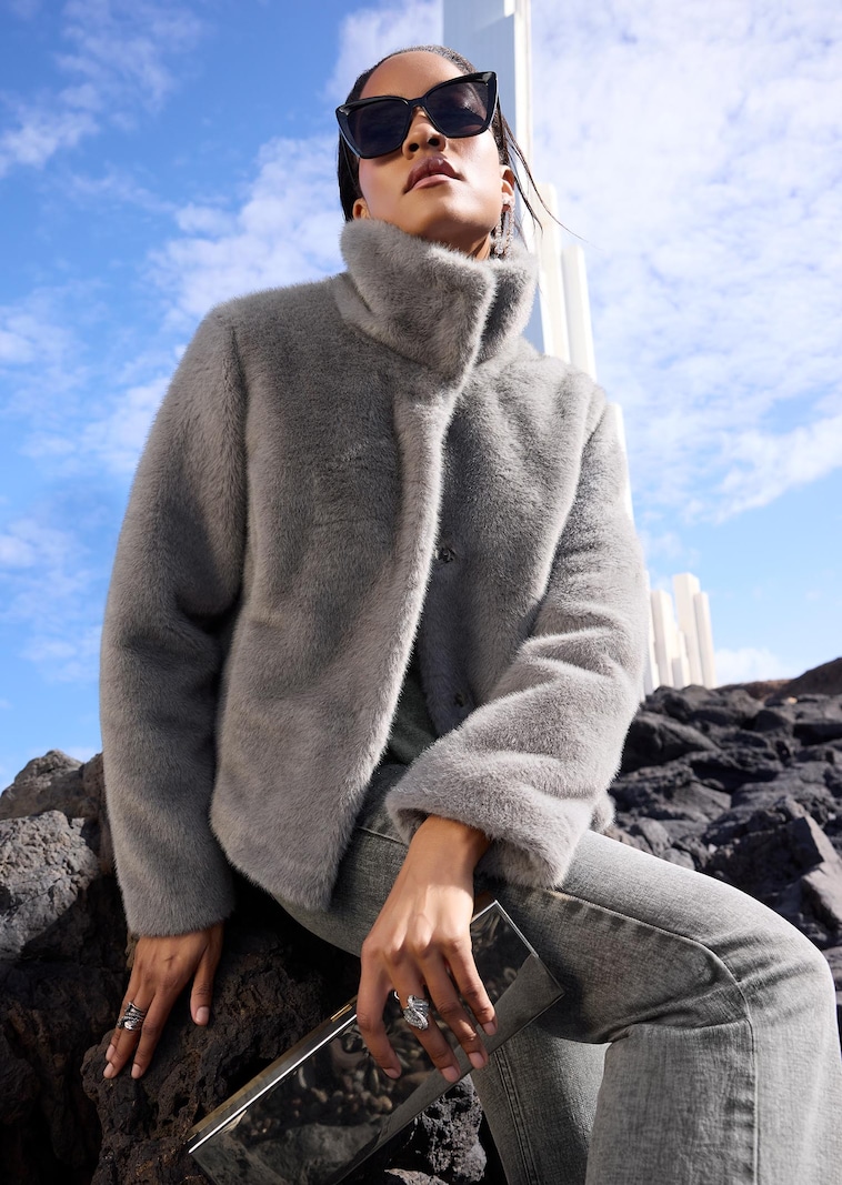 Modische Kurzjacke aus Webpelz