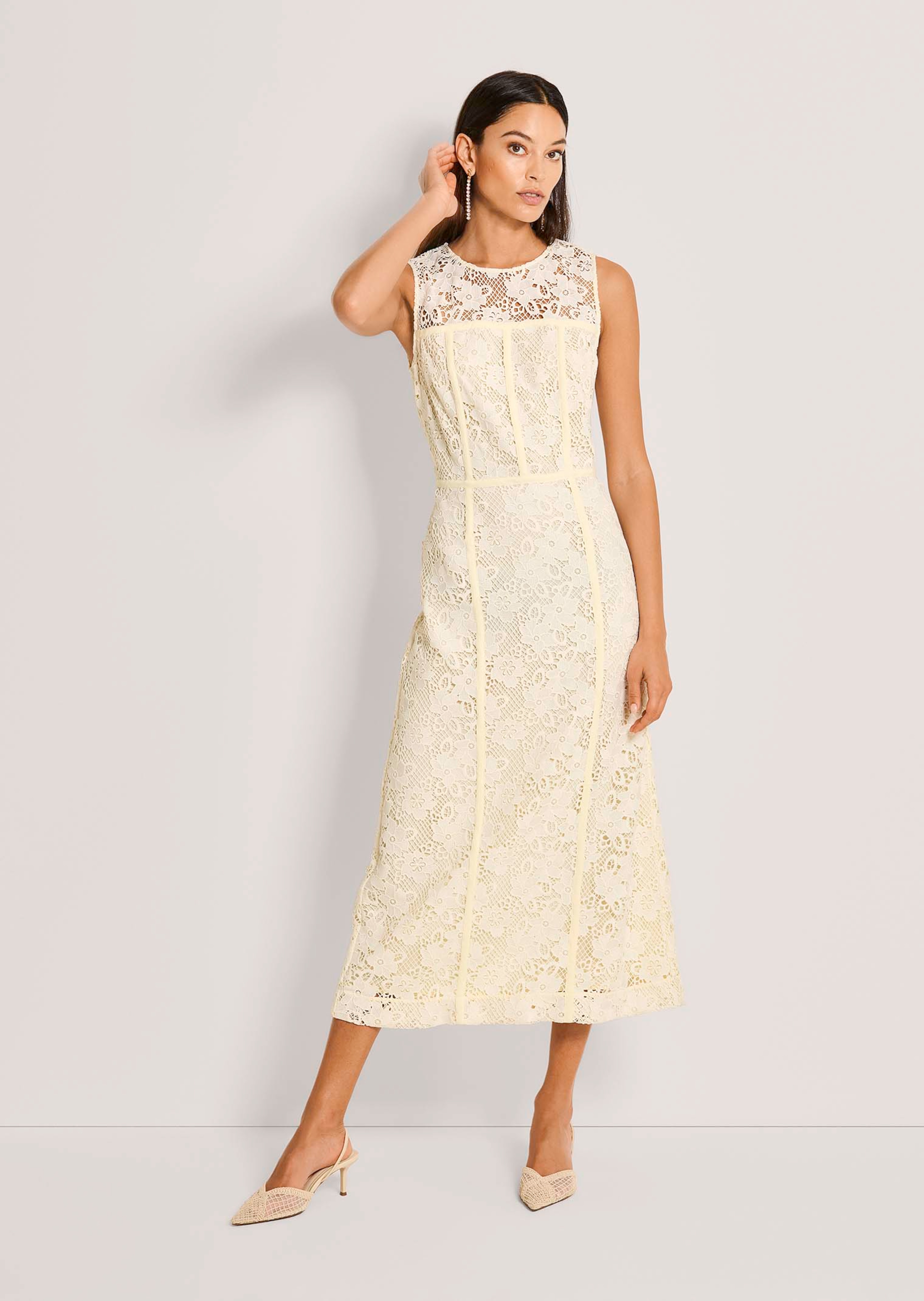 Romantisches Spitzenkleid in Midi-Länge