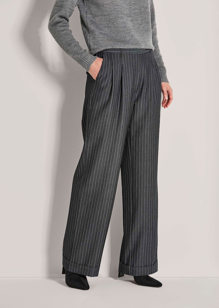 Weite Nadelstreifen-Hose mit Aufschlag