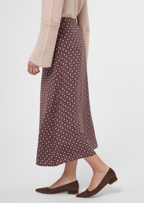 Midi skirt in a flattering A-line style 3