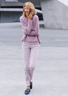 Jeans with fine fringing at the bottom of the legs thumbnail 2