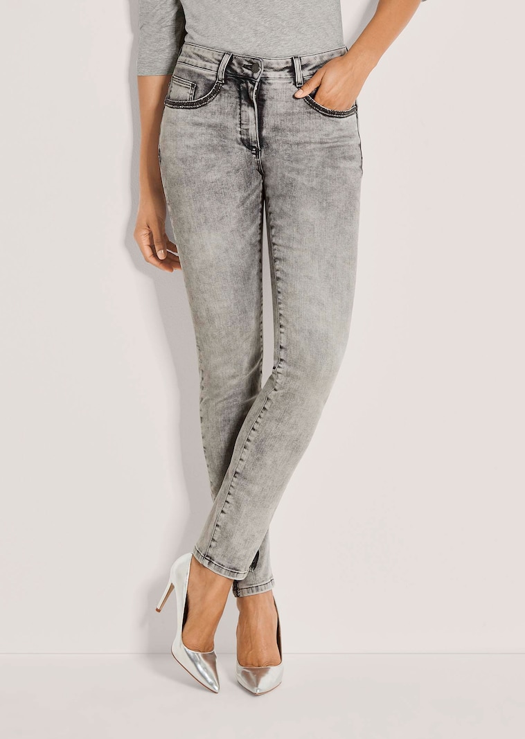 Schmale Jeans mit Strass und Stickerei