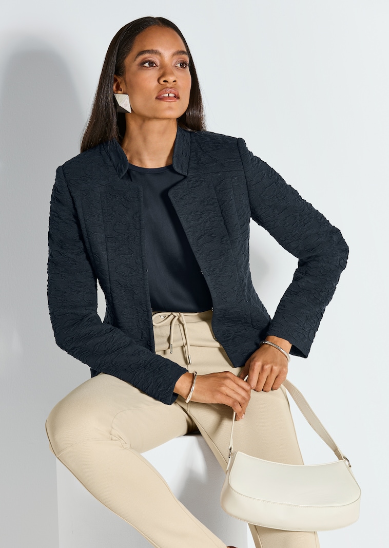 Kurzer Jersey-Blazer im Leo-Look