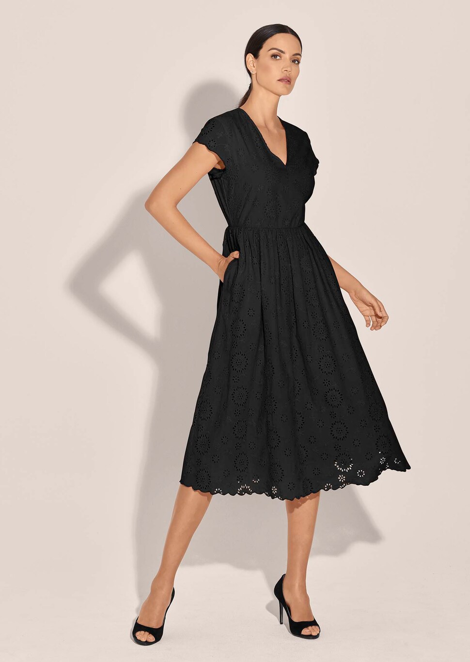Kleid aus Spitze mit ausgestelltem Rock main image 1