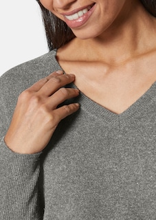 V-neck cashmere jumper thumbnail 5