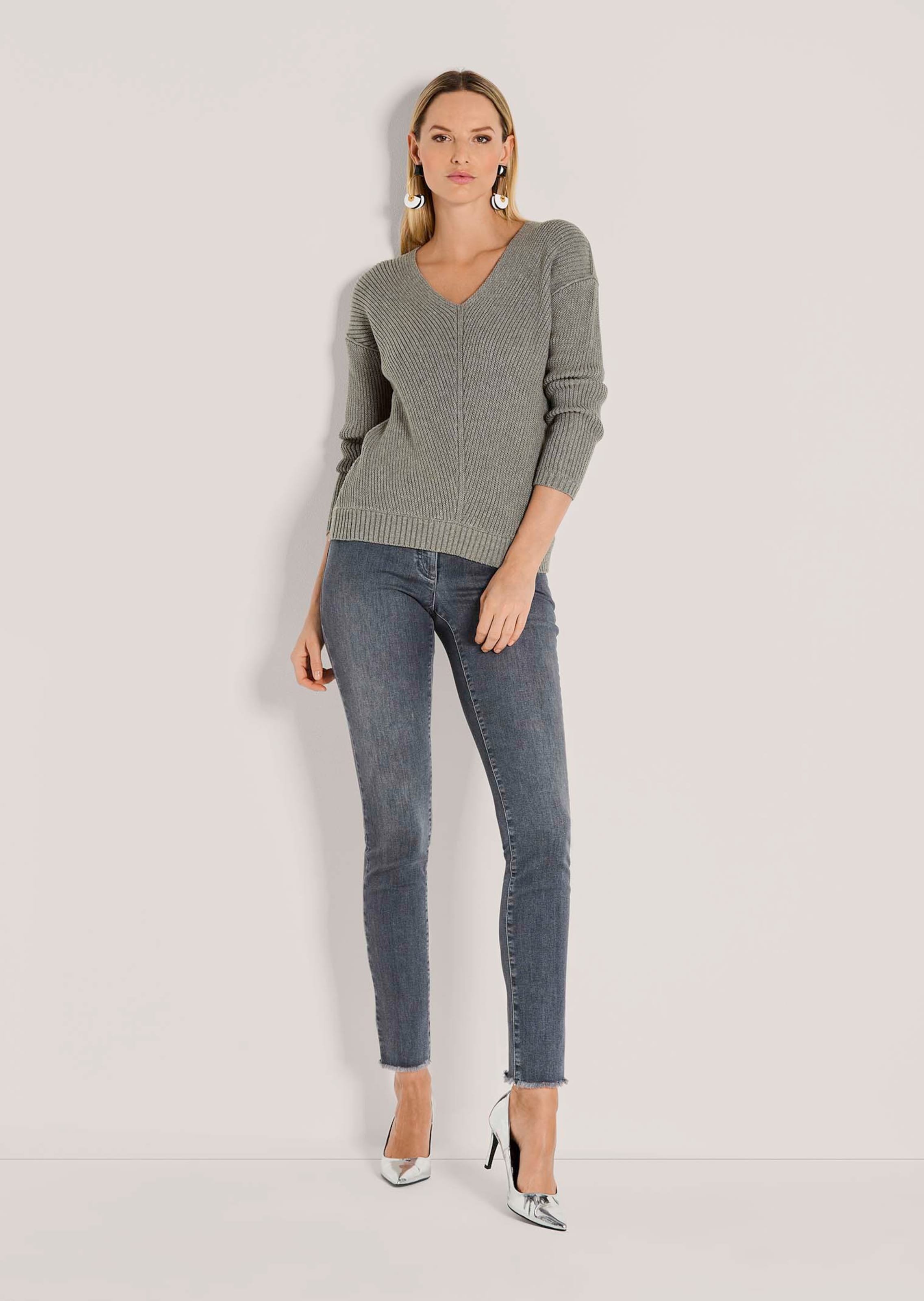 Long-sleeved jumper with a V-neck