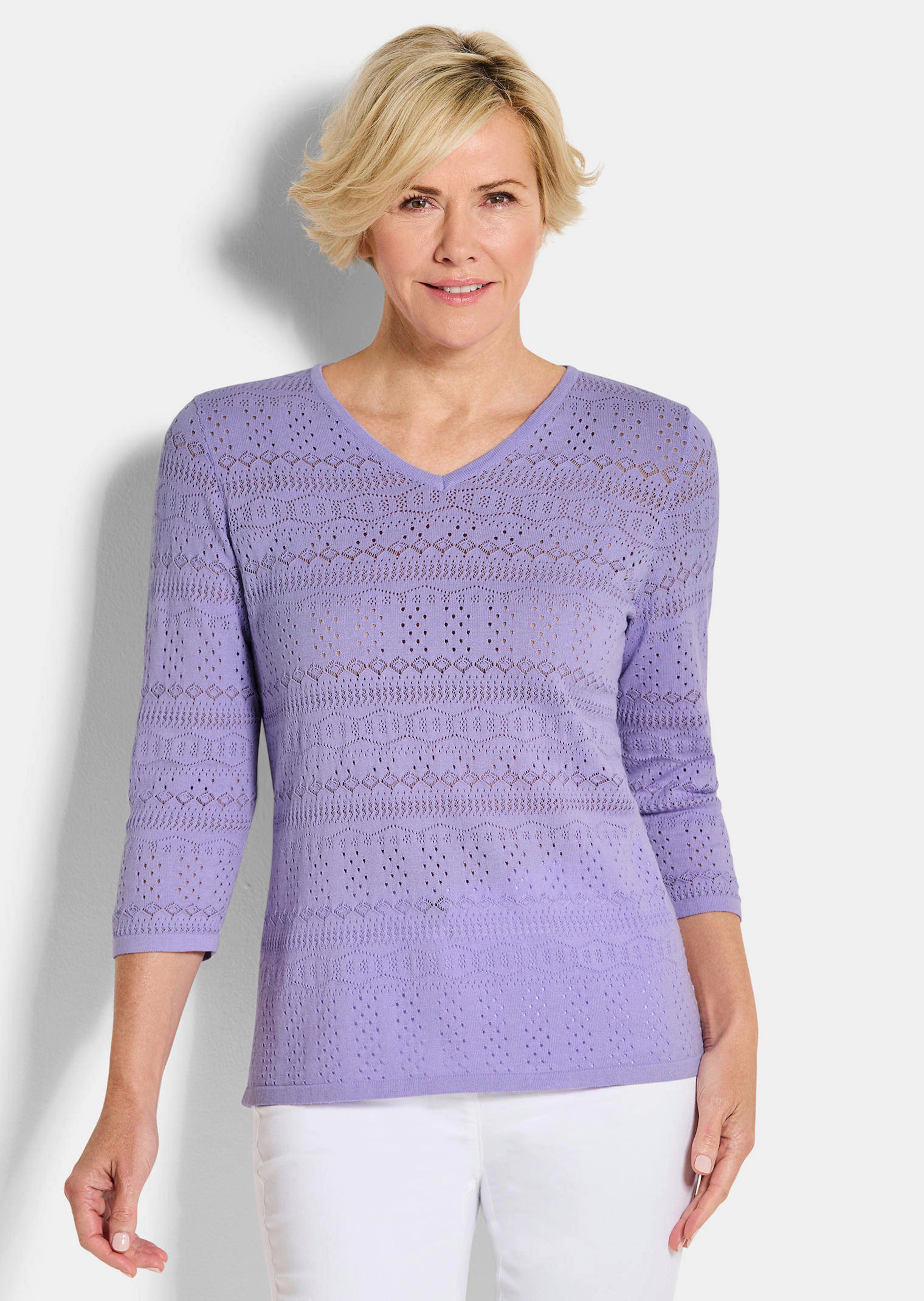 Leichter Strickpullover mit Ajourmuster
