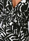Kleid in schöner Wickeloptik und tiefem Ausschnitt thumbnail 5