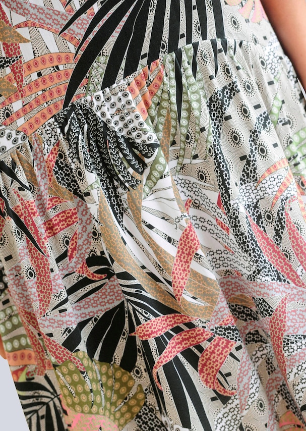 Kleid in grafischem Druck 1