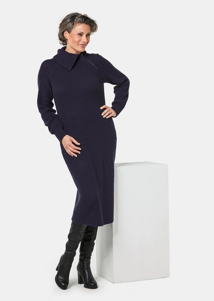Strickkleid mit raffiniertem asymmetrischem Kragen