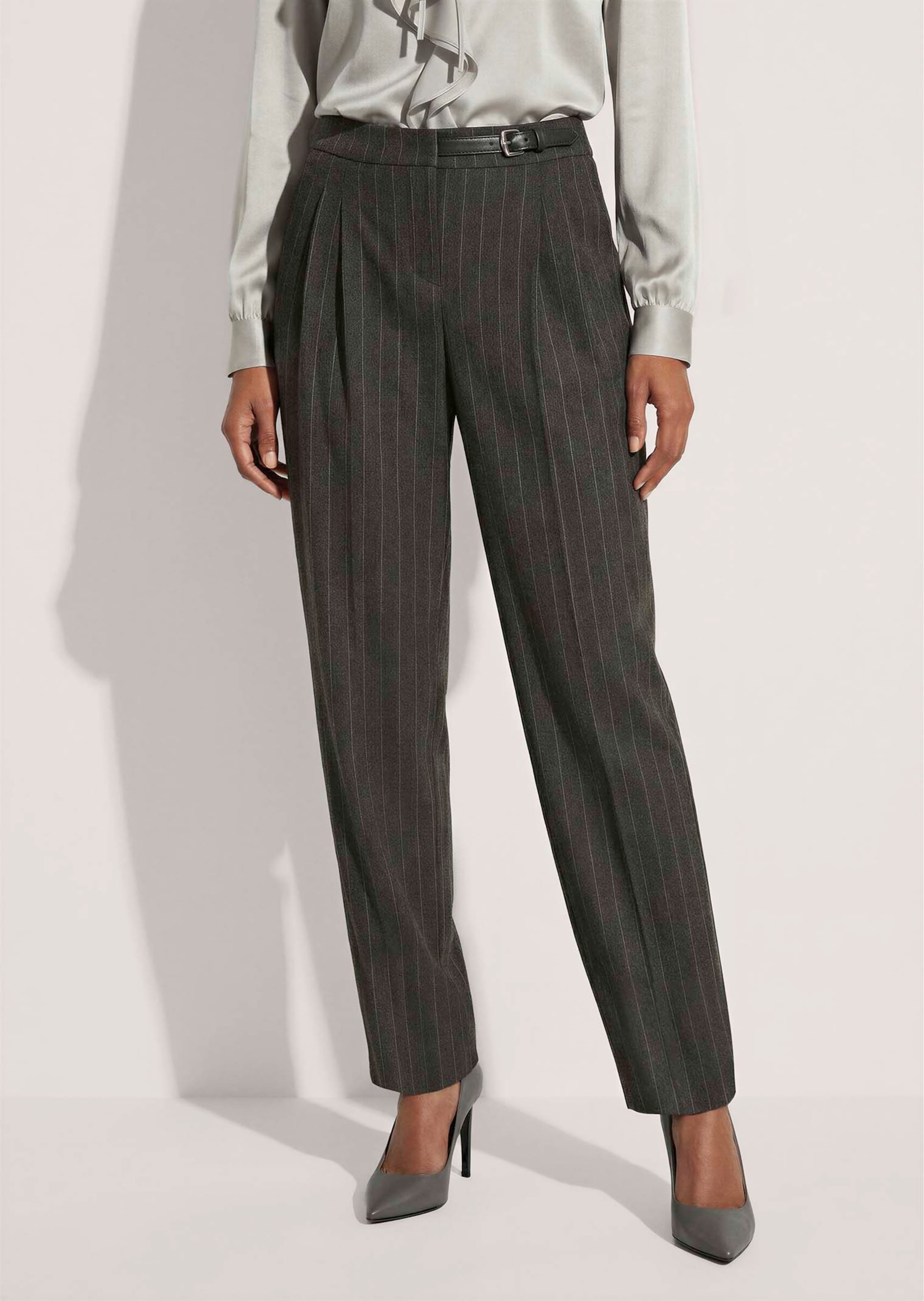 Weite Bundfaltenhose mit Nadelstreifen und Barrel-Leg