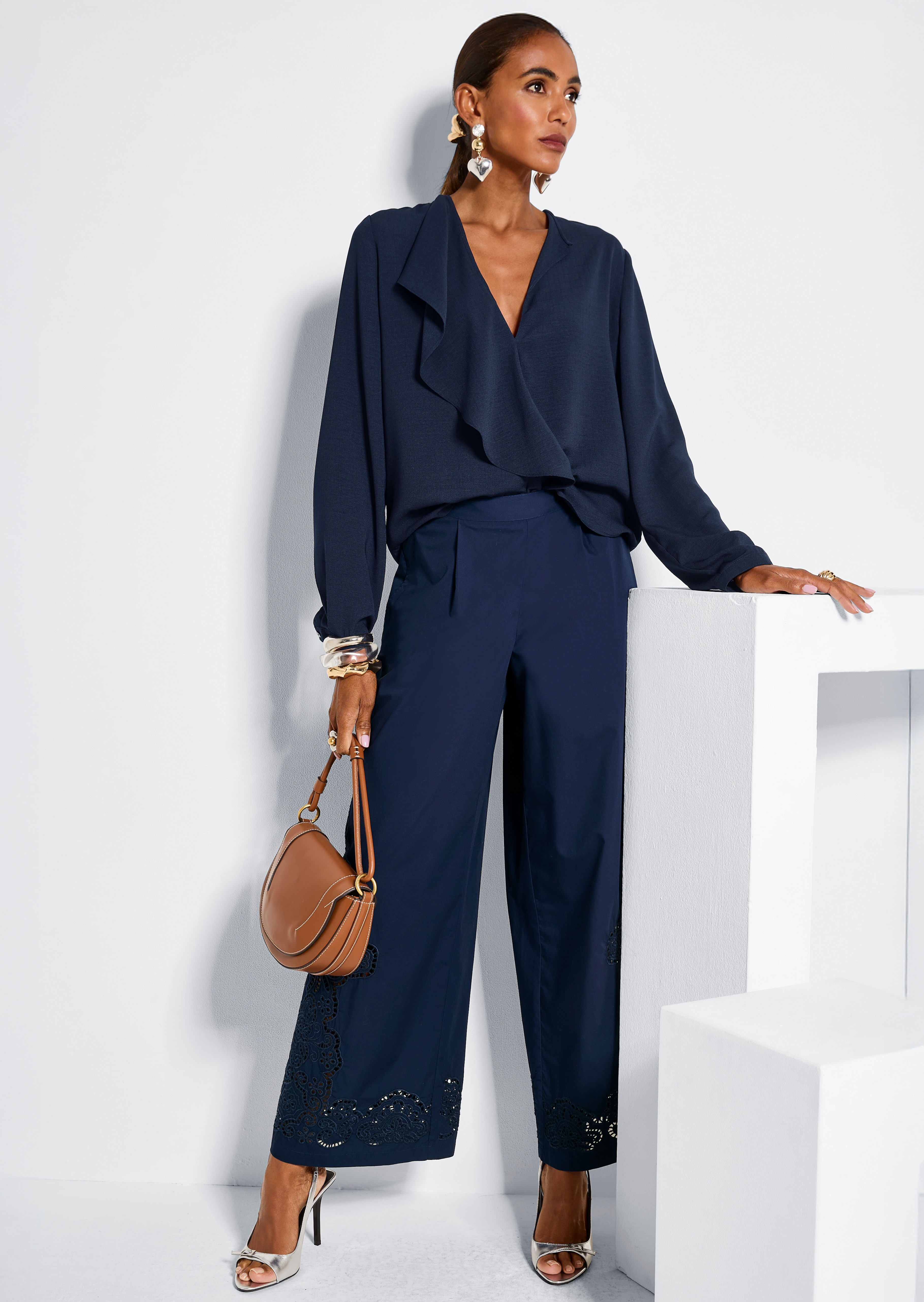 Pantalon à jambes larges et broderie anglaise