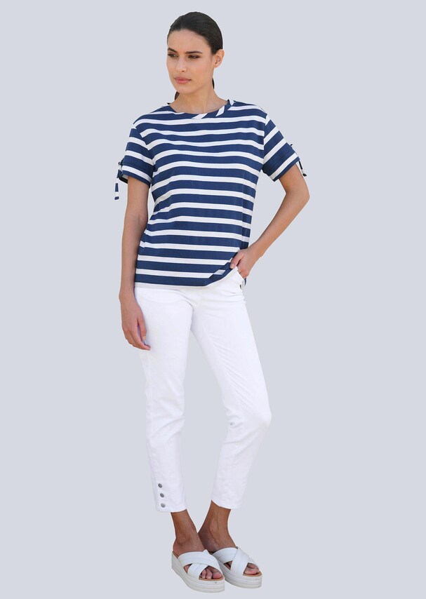 Hose mit silberfarbenen Druckknöpfen am Bein zum öffnen 1