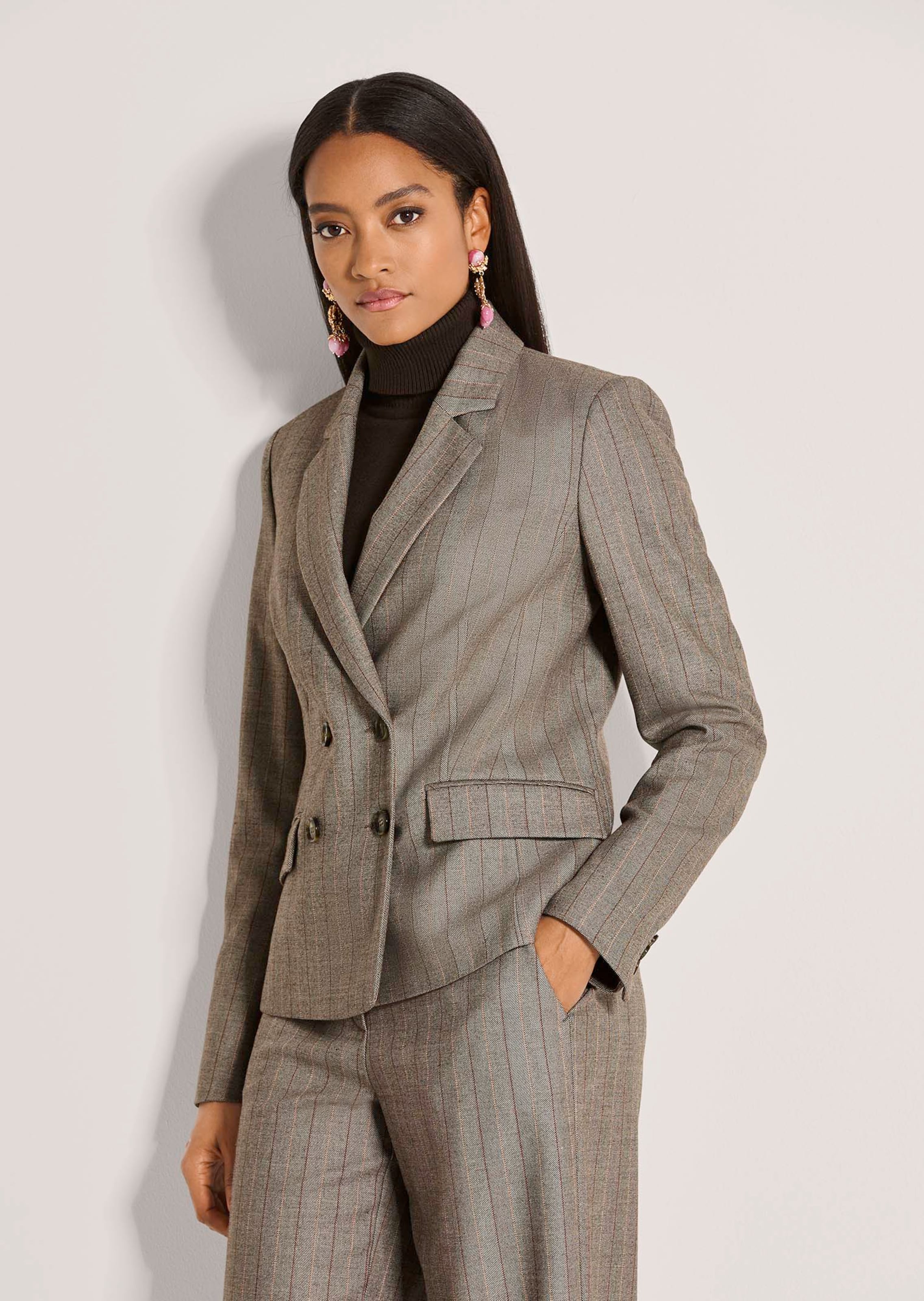 Zweireihiger Blazer mit dezenten Streifen