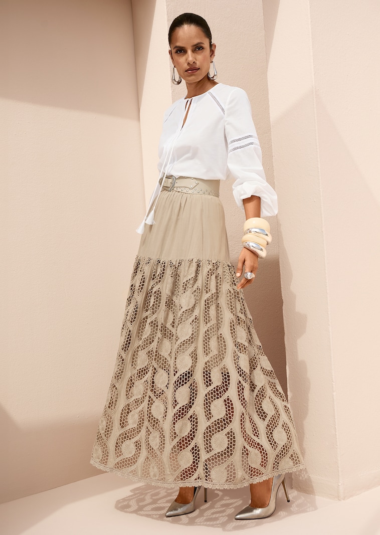 Weiter Rock mit Lochstickerei