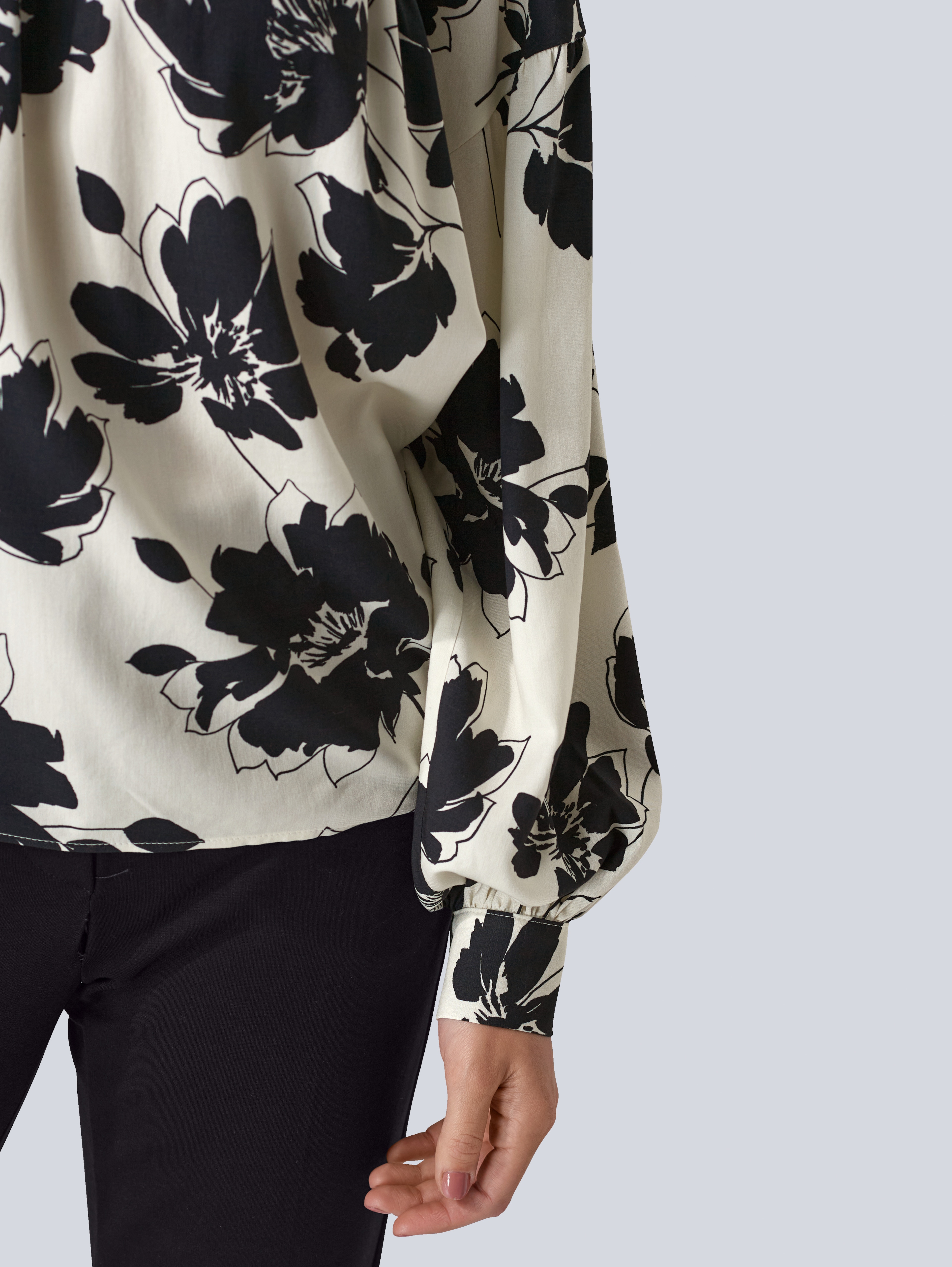 Bluse in modischen Allover Floral