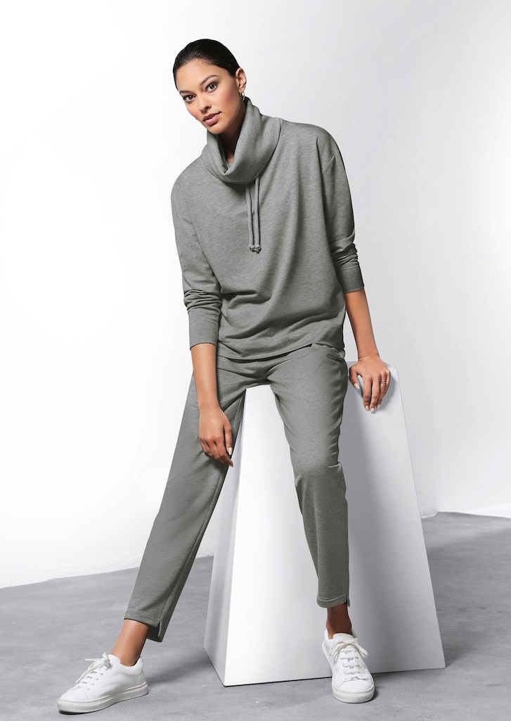 Fashionable jogging trousers with drawstring fastening
