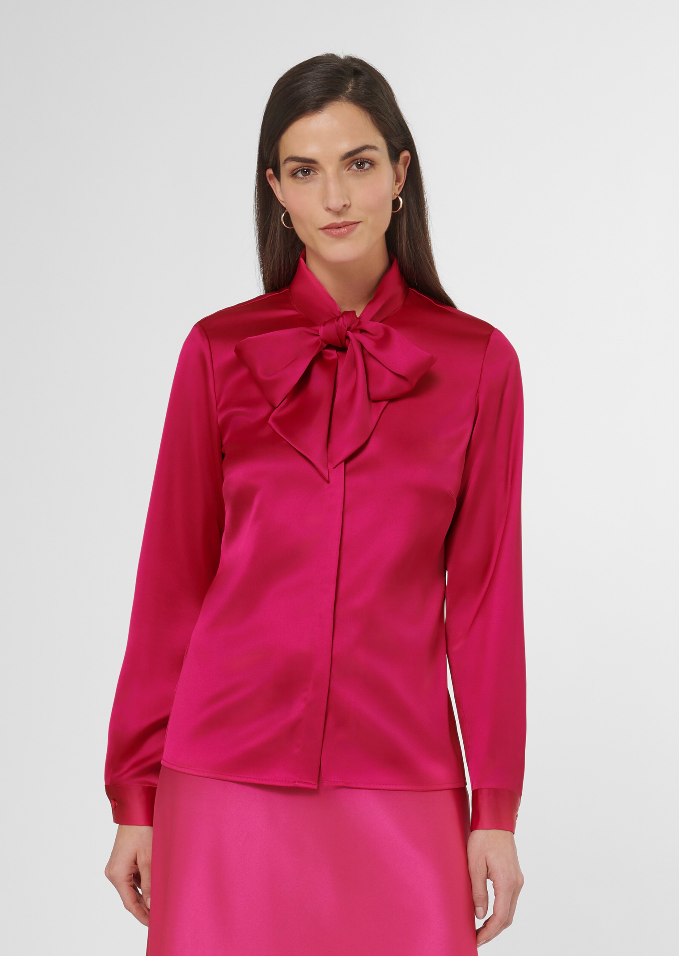 Schluppenbluse aus Glanz-Satin