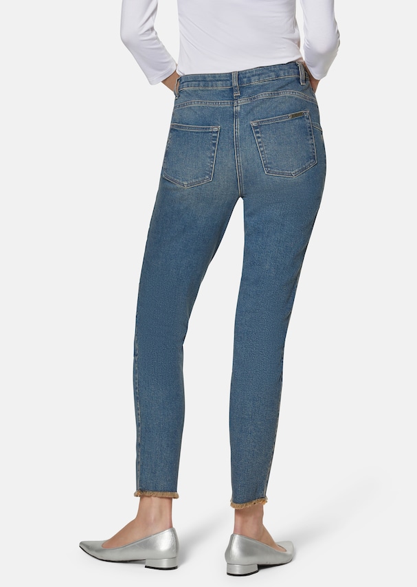 Jeans with fine fringing at the bottom of the legs 2
