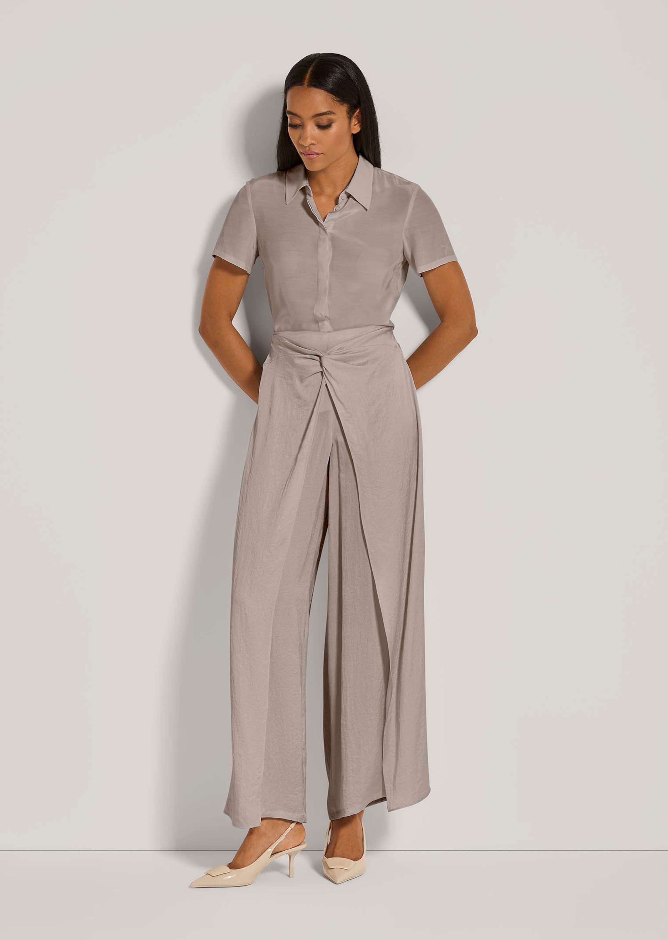 Weite Stoffhose mit Überwurf