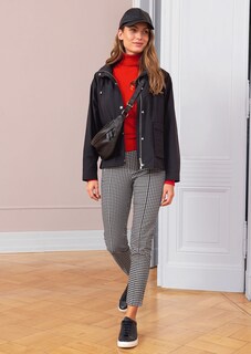 Sportive Jacke mit abnehmbarer Kapuze thumbnail 7