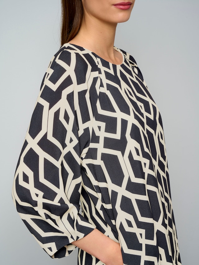 Kleid in grafischem Dessin 5