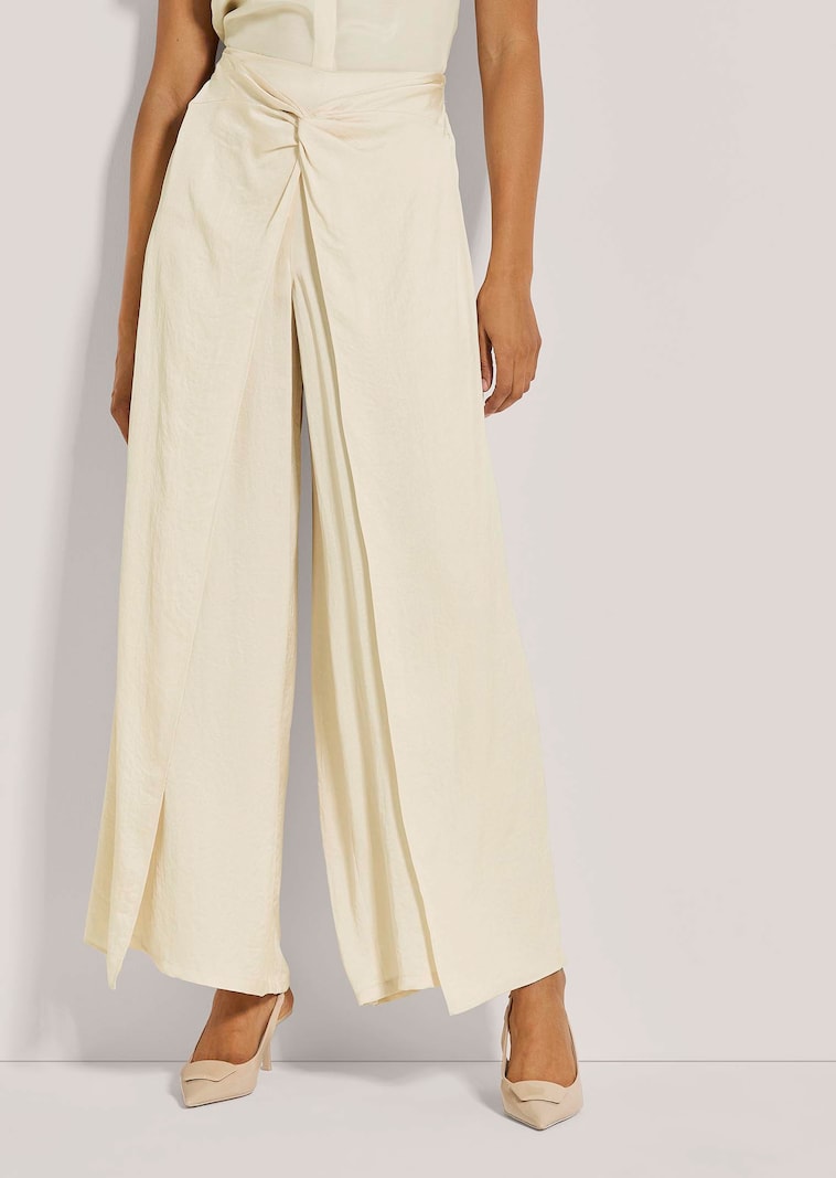 Weite Stoffhose mit Überwurf