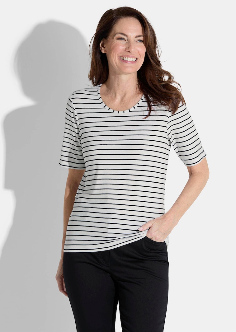 Ringelshirt im Marine-Look