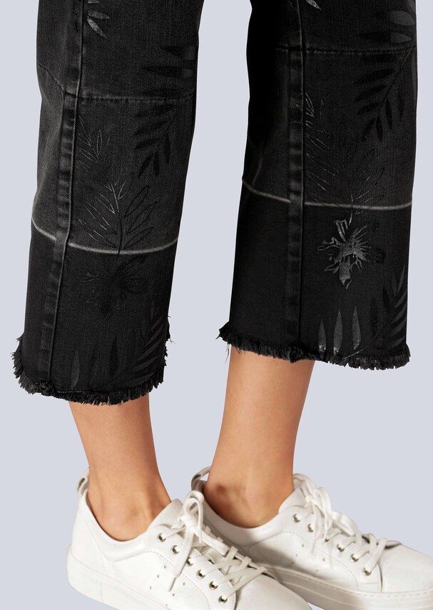 Jeans mit auffallendem Folienprint 2