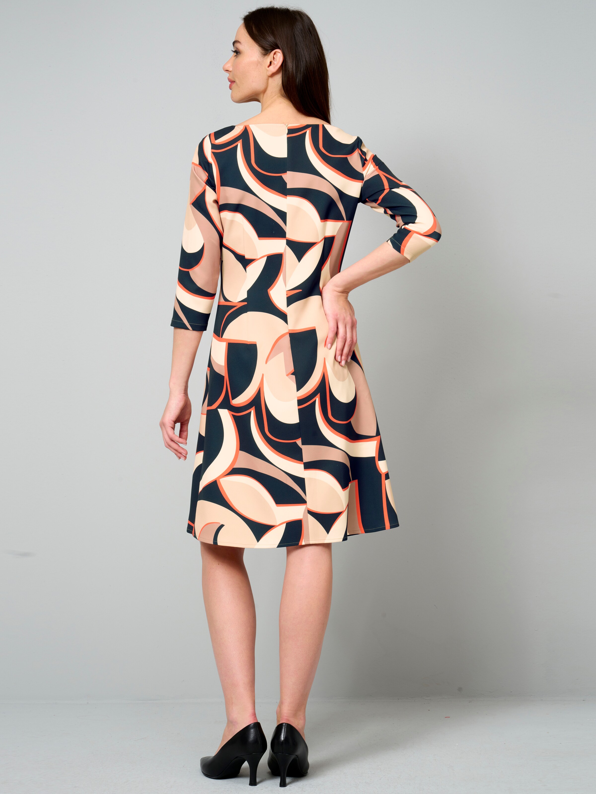 Kleid in grafischem Dessin 1