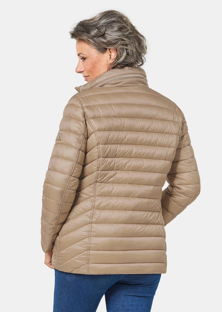 Steppjacke in figurschmeichelnder Optik