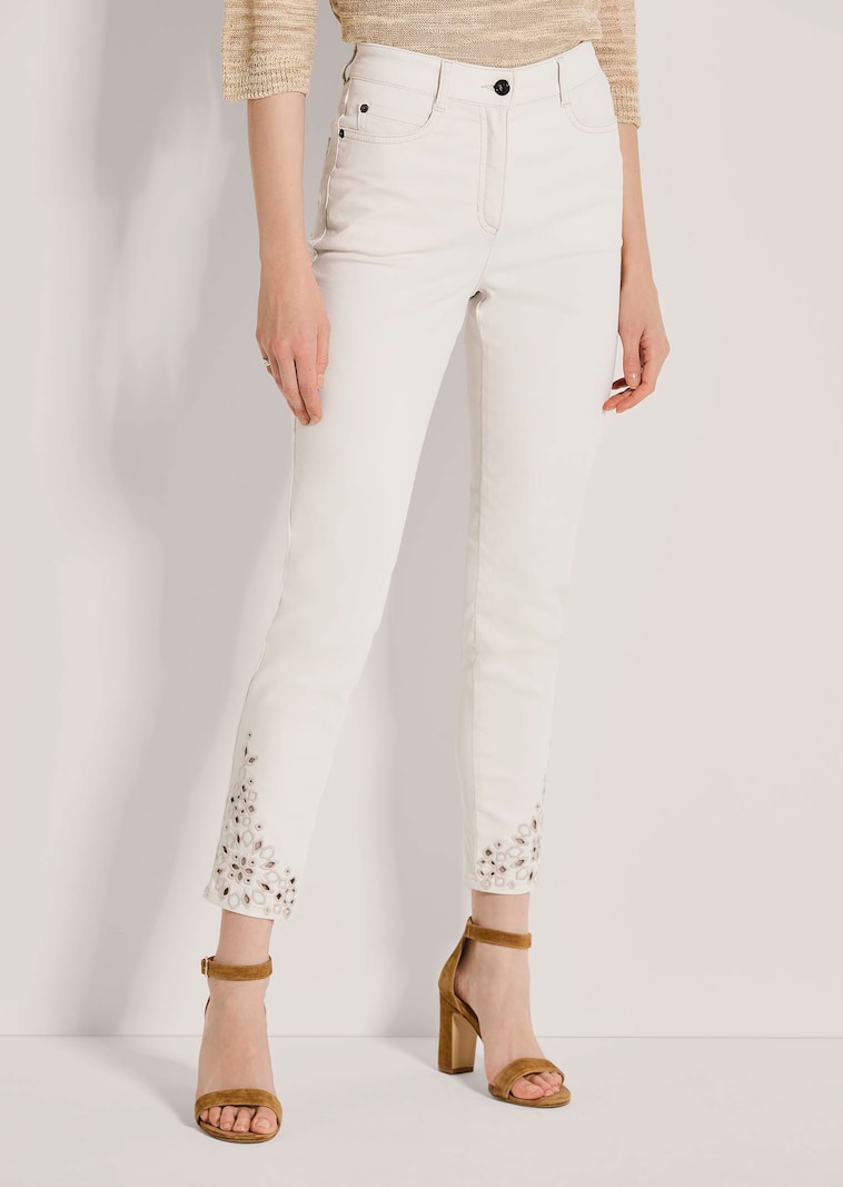Schlanke Five-Pocket mit Lochstickerei