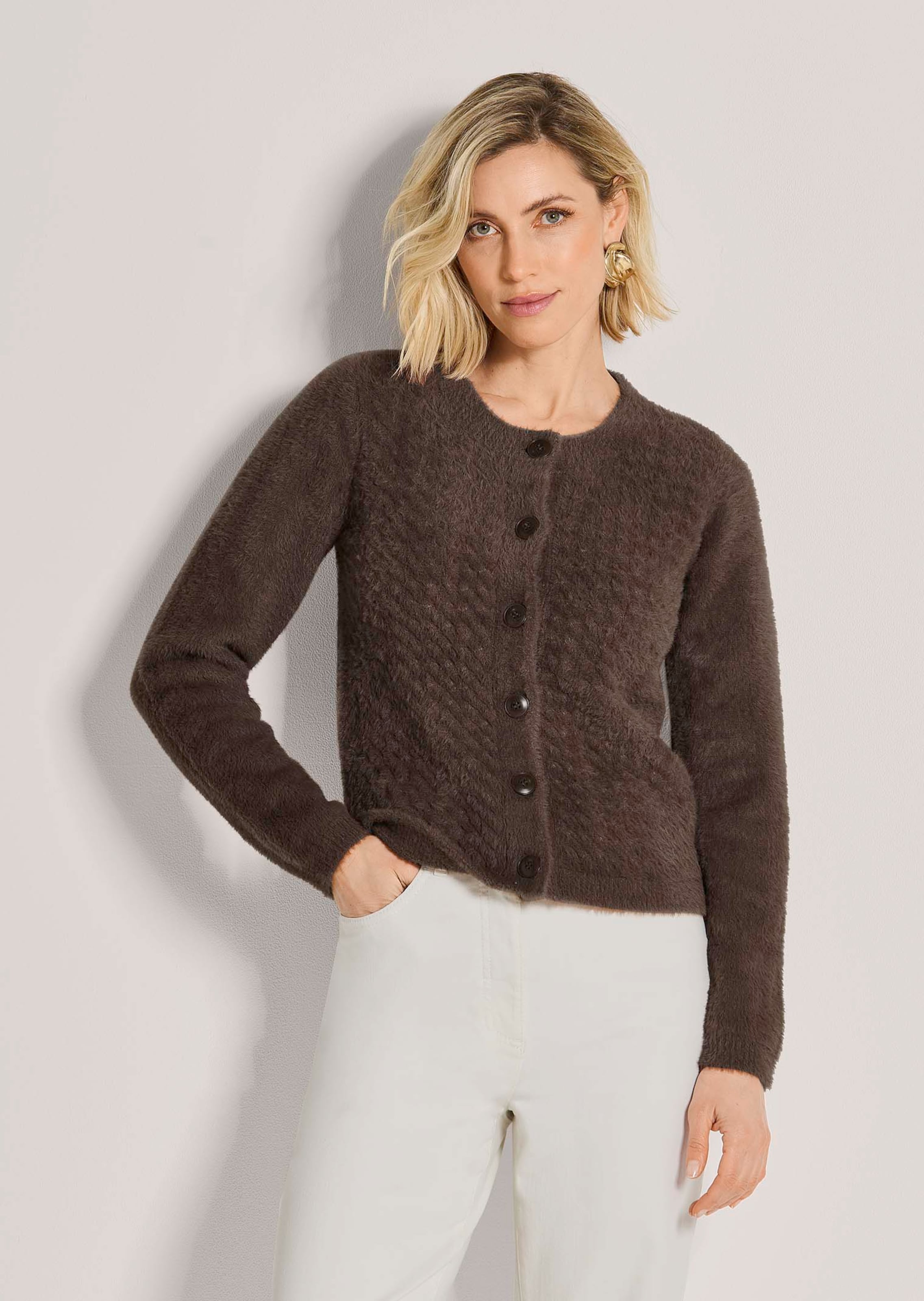 A fluffy cardigan with a honeycomb structure