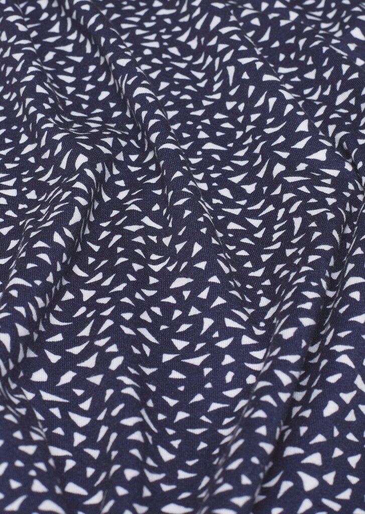 Bequemes Freizeitkleid in modischem Druck