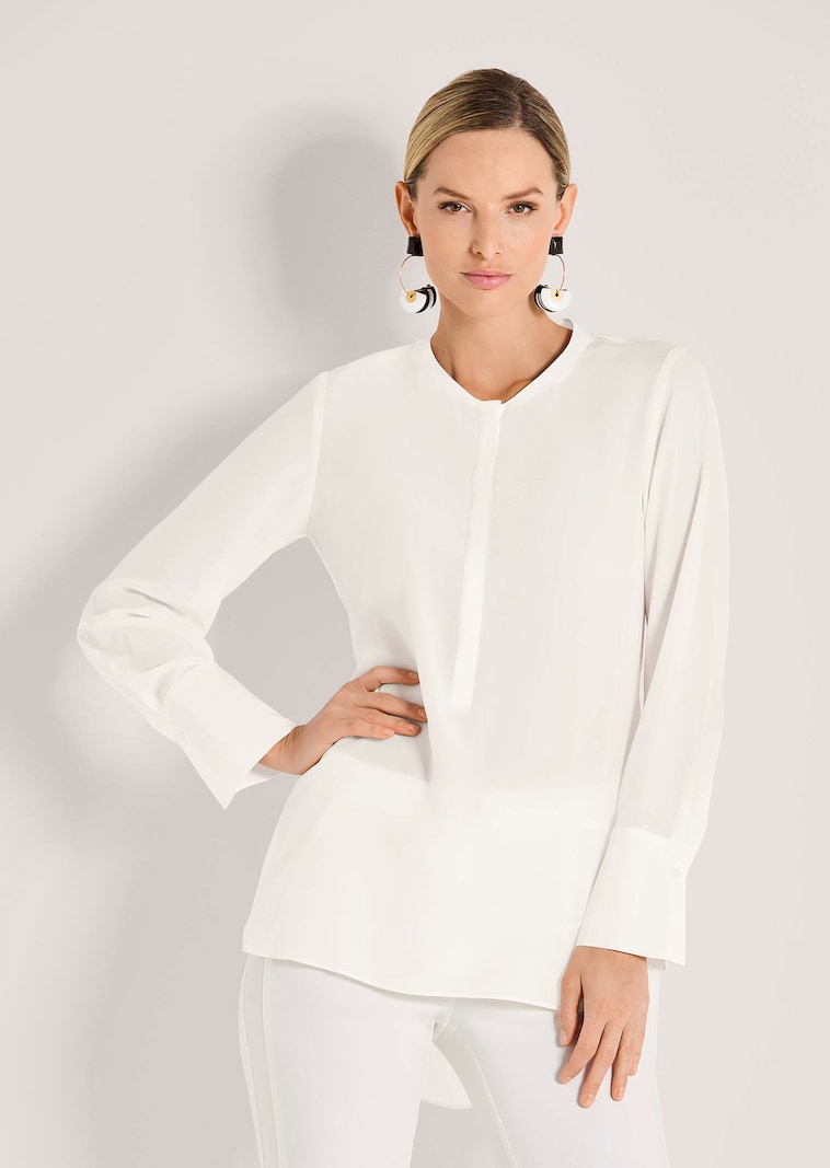 Lange Seidenbluse in kragenloser Form