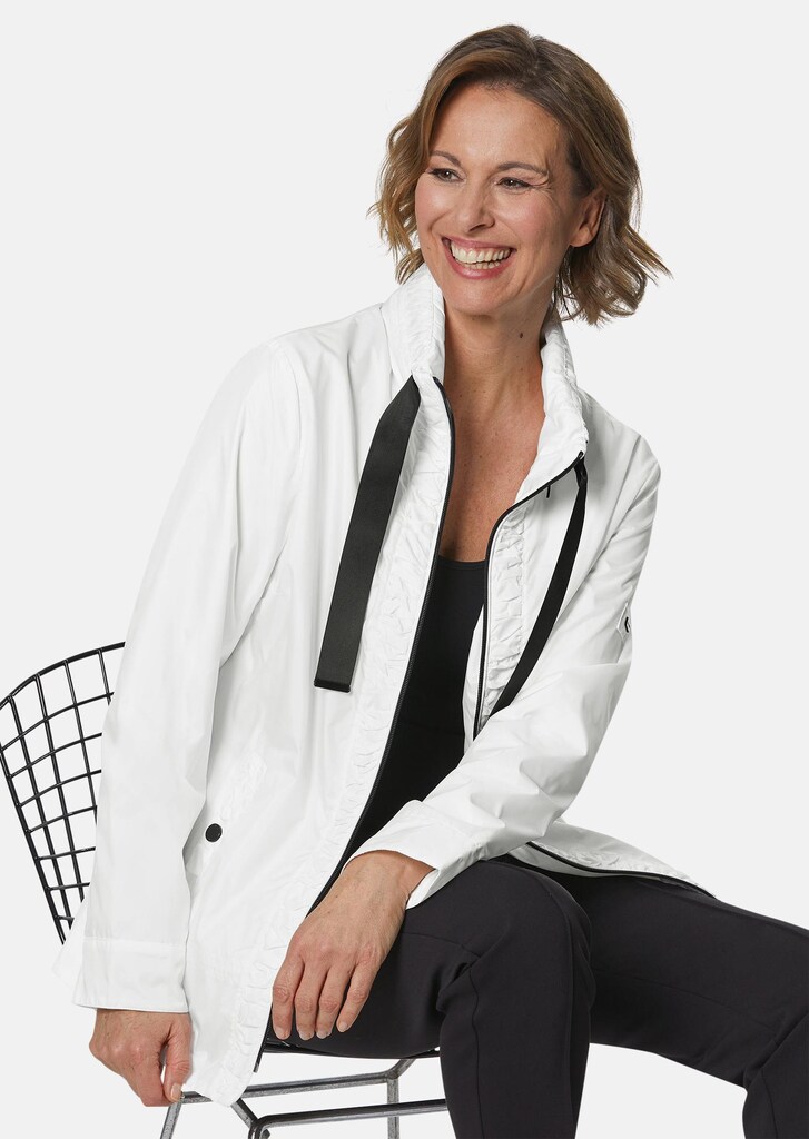 Jacke mit liebevollen Raffungen und versteckter Kapuze