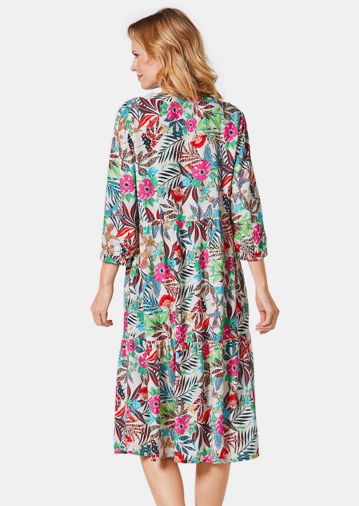 Druckkleid aus fließendem Material