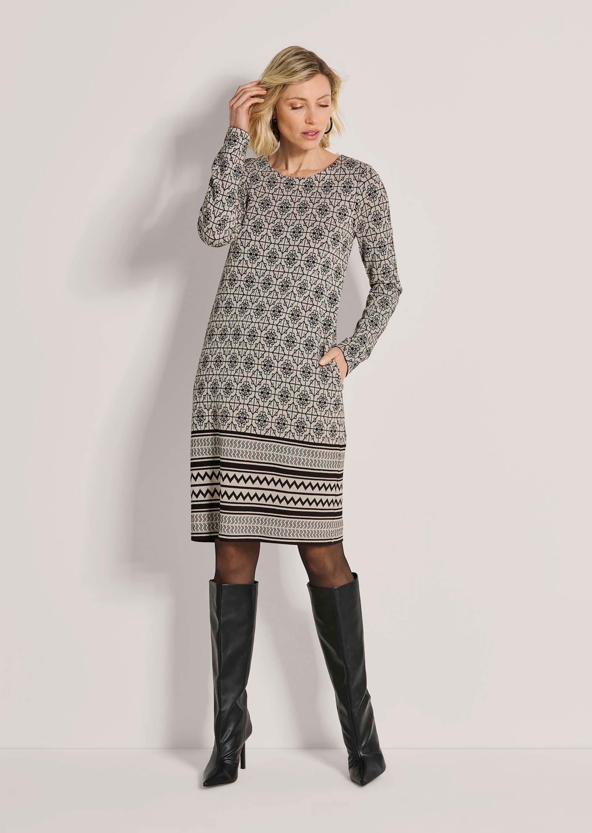 Schmales Kleid mit geometrischem Print