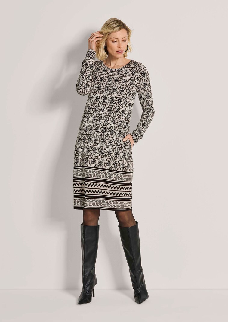 Schmales Kleid mit geometrischem Print