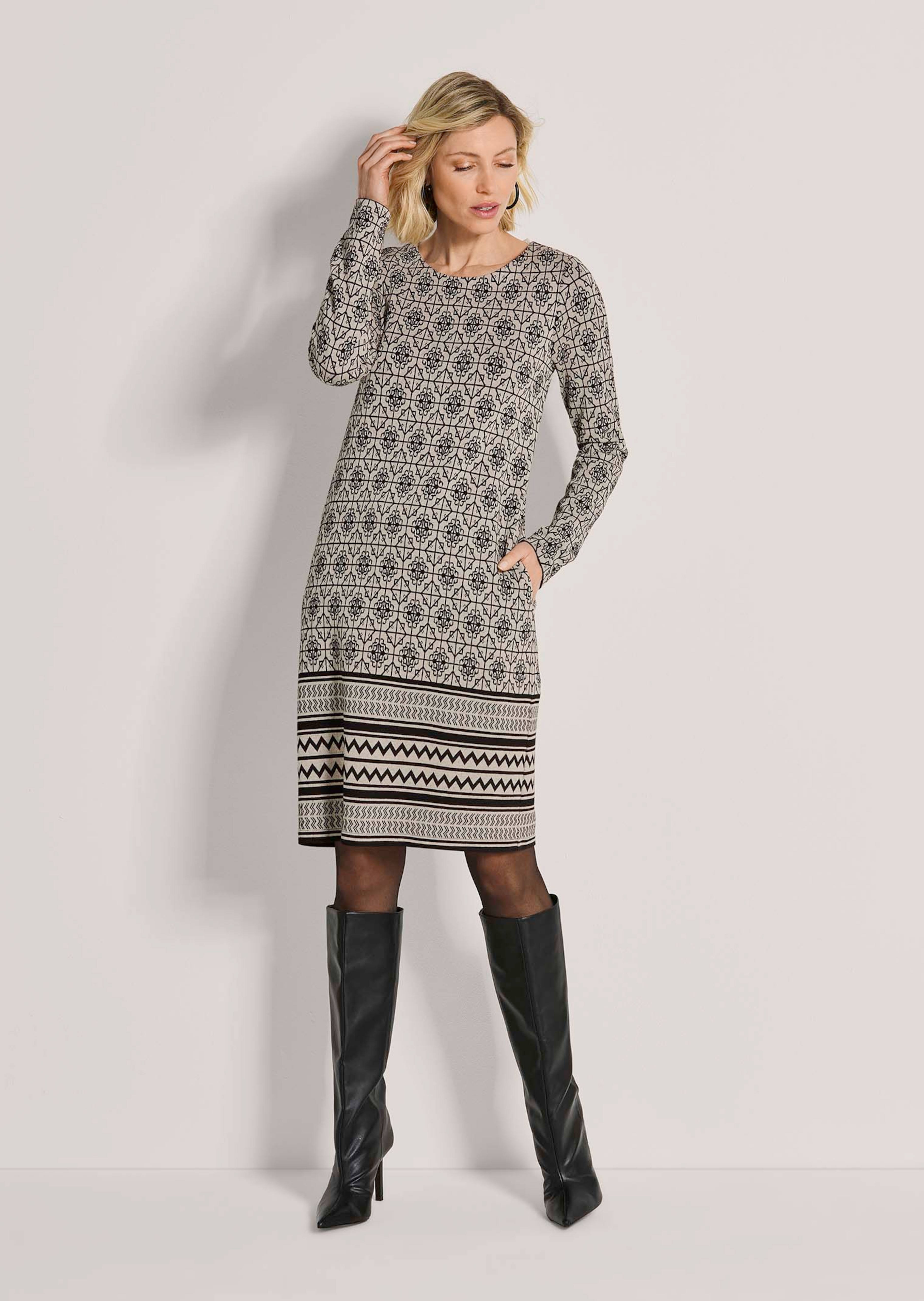 Schmales Kleid mit geometrischem Print