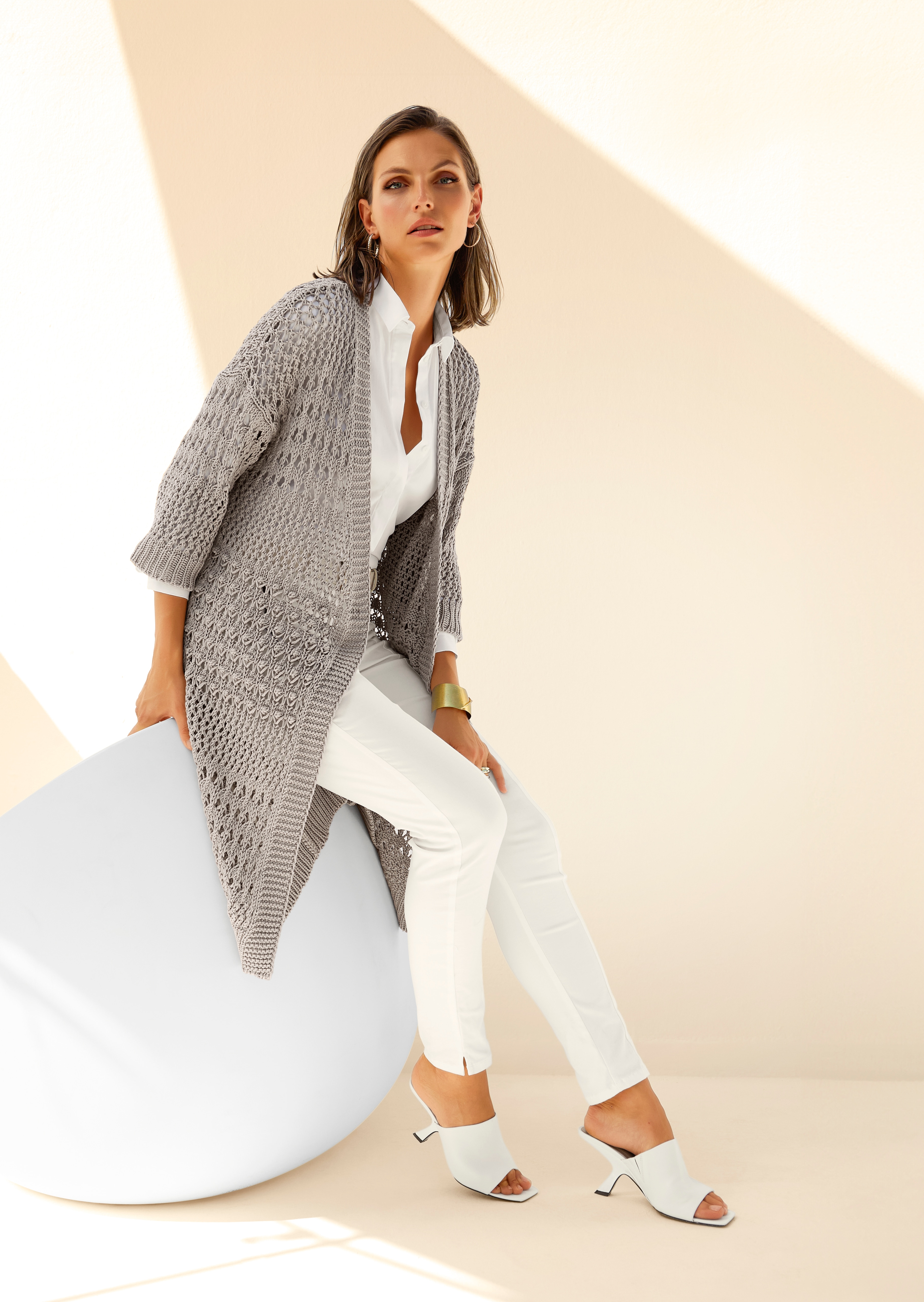 Lange Strickjacke mit Ajour-Muster