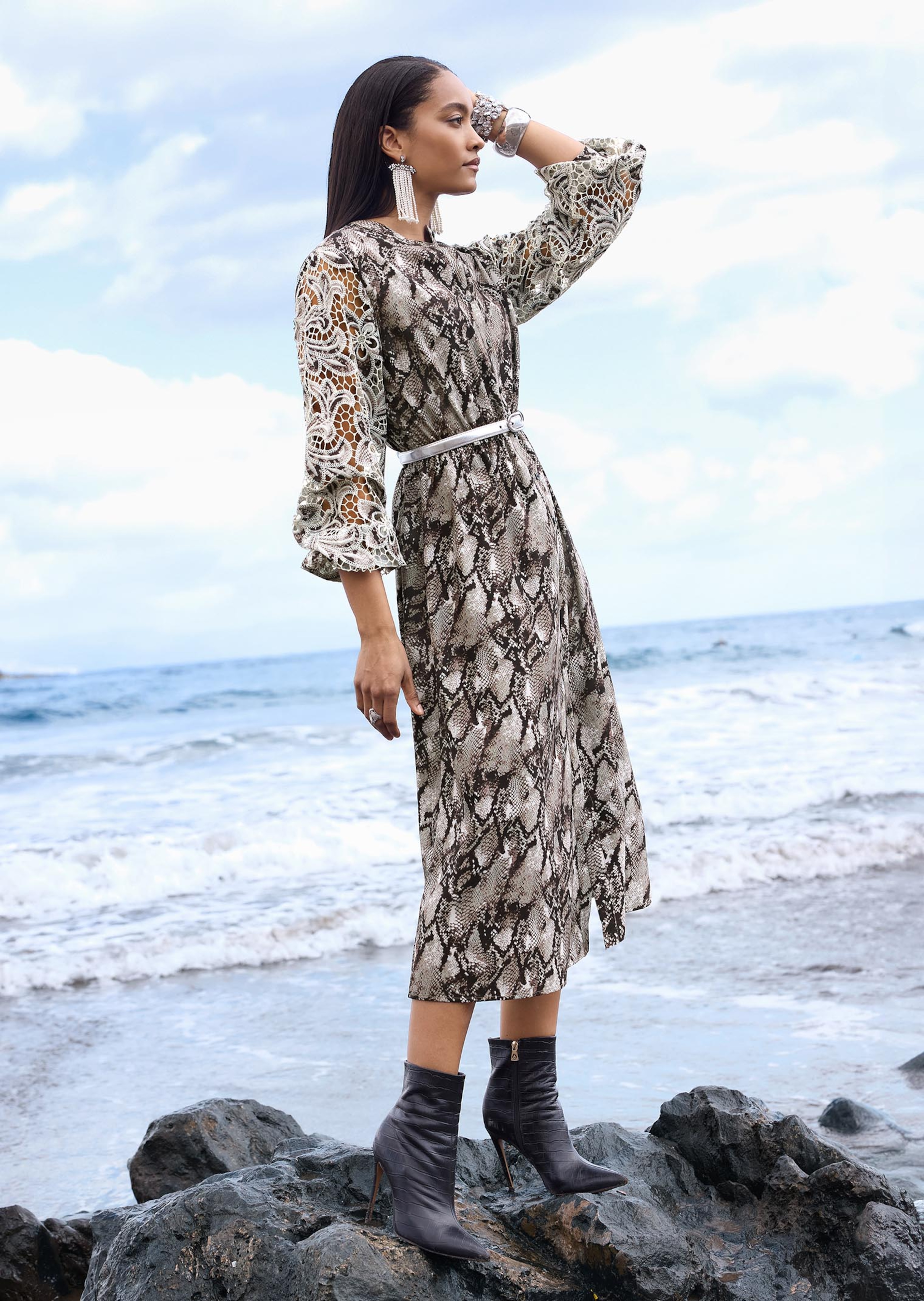 Kleid mit Schlangen-Print und Spitzen-Ärmeln