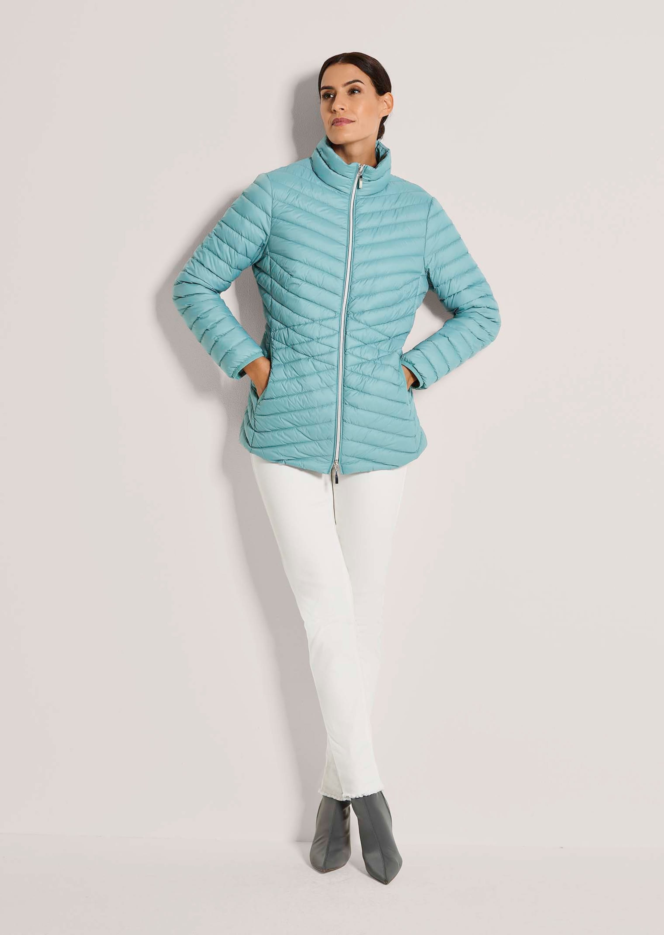 Daunenjacke mit Stehkragen