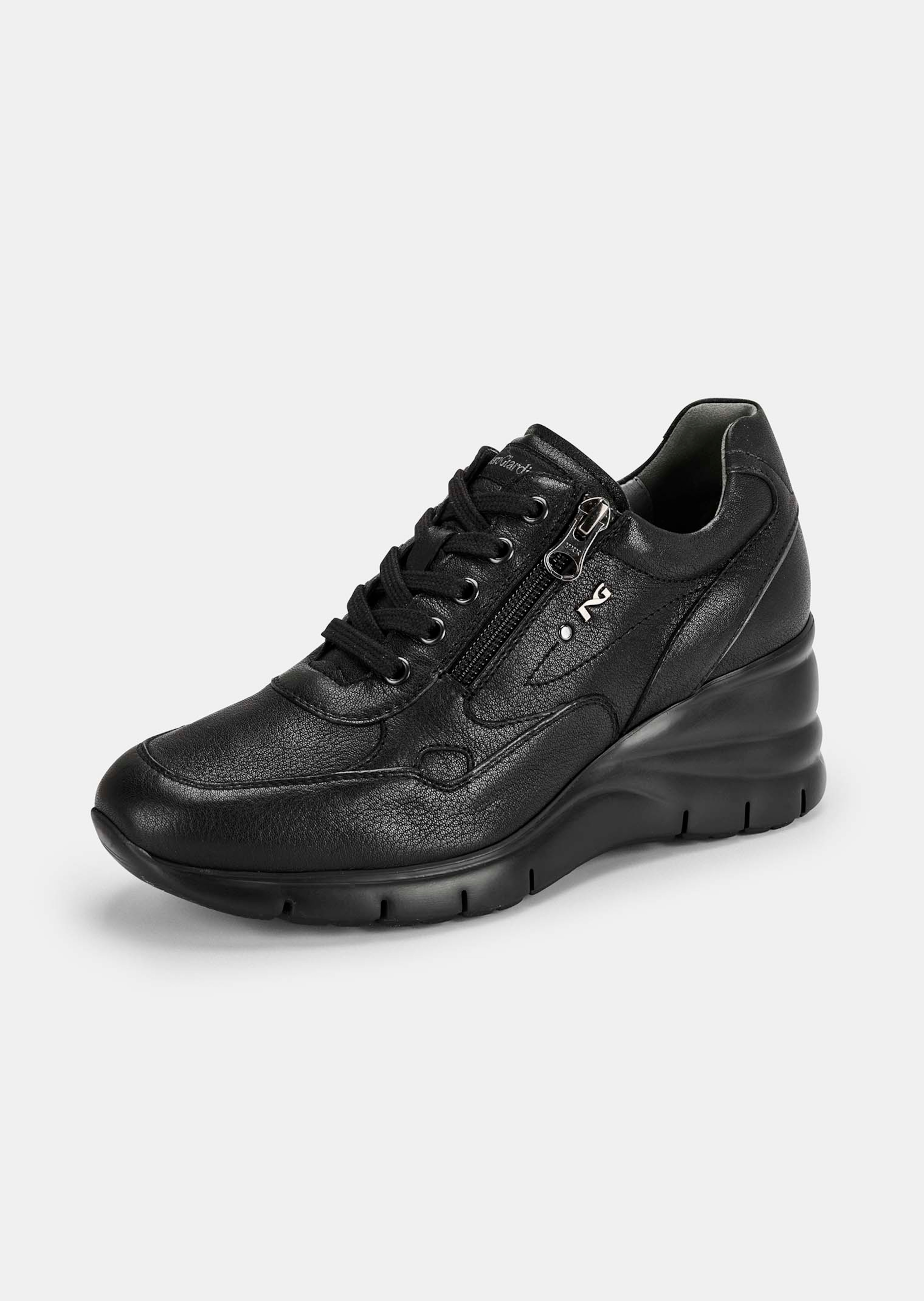 Sneaker mit integriertem Keilabsatz