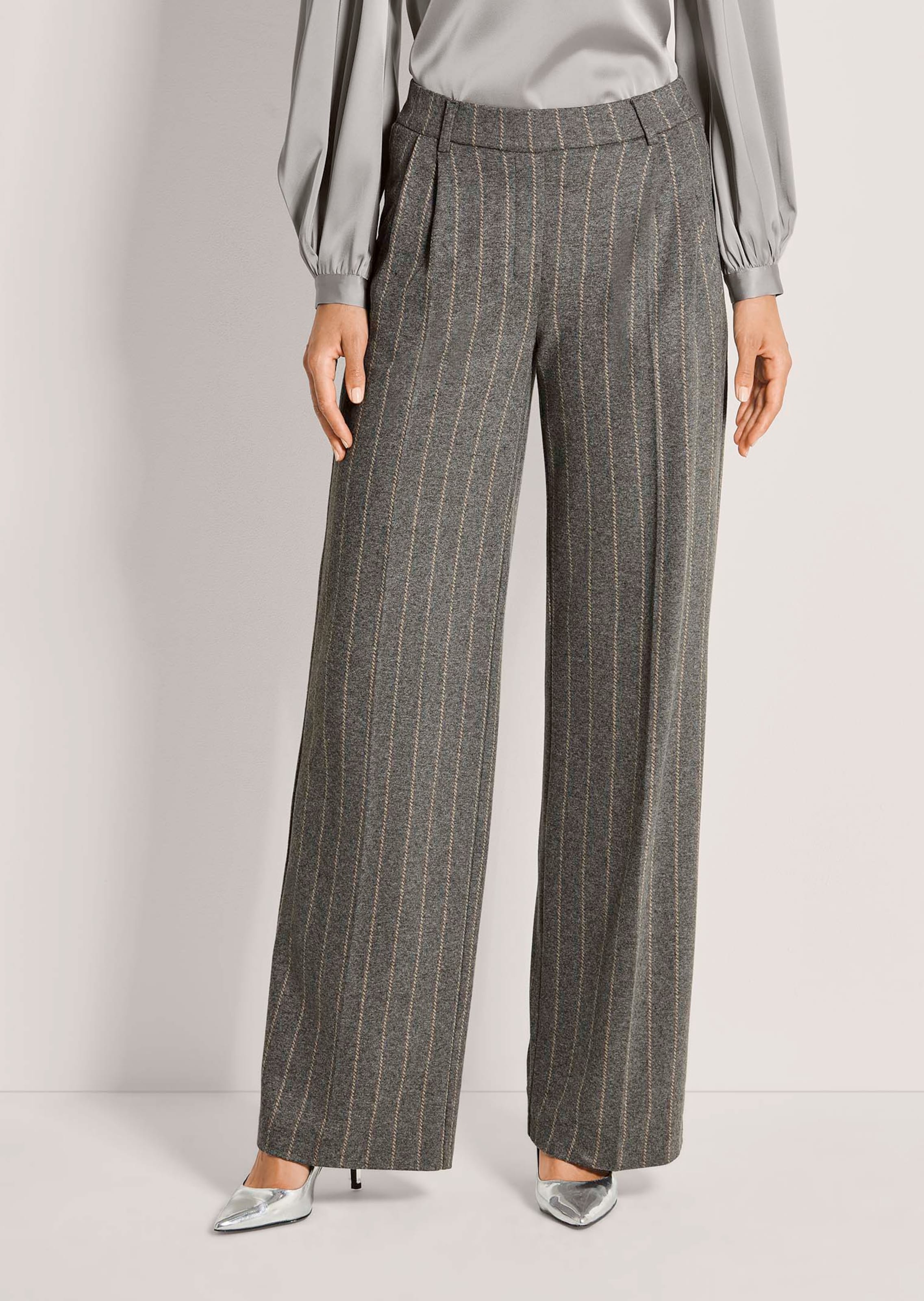 Weite Bundfaltenhose mit Nadelstreifen