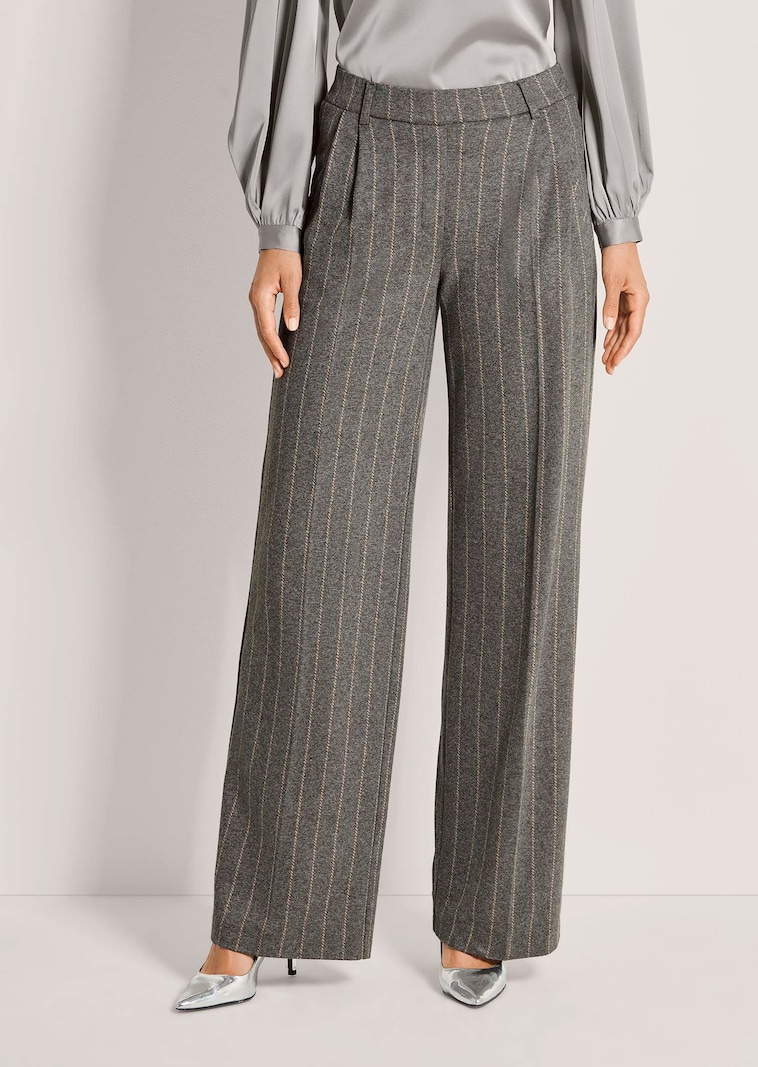 Weite Bundfaltenhose mit Nadelstreifen