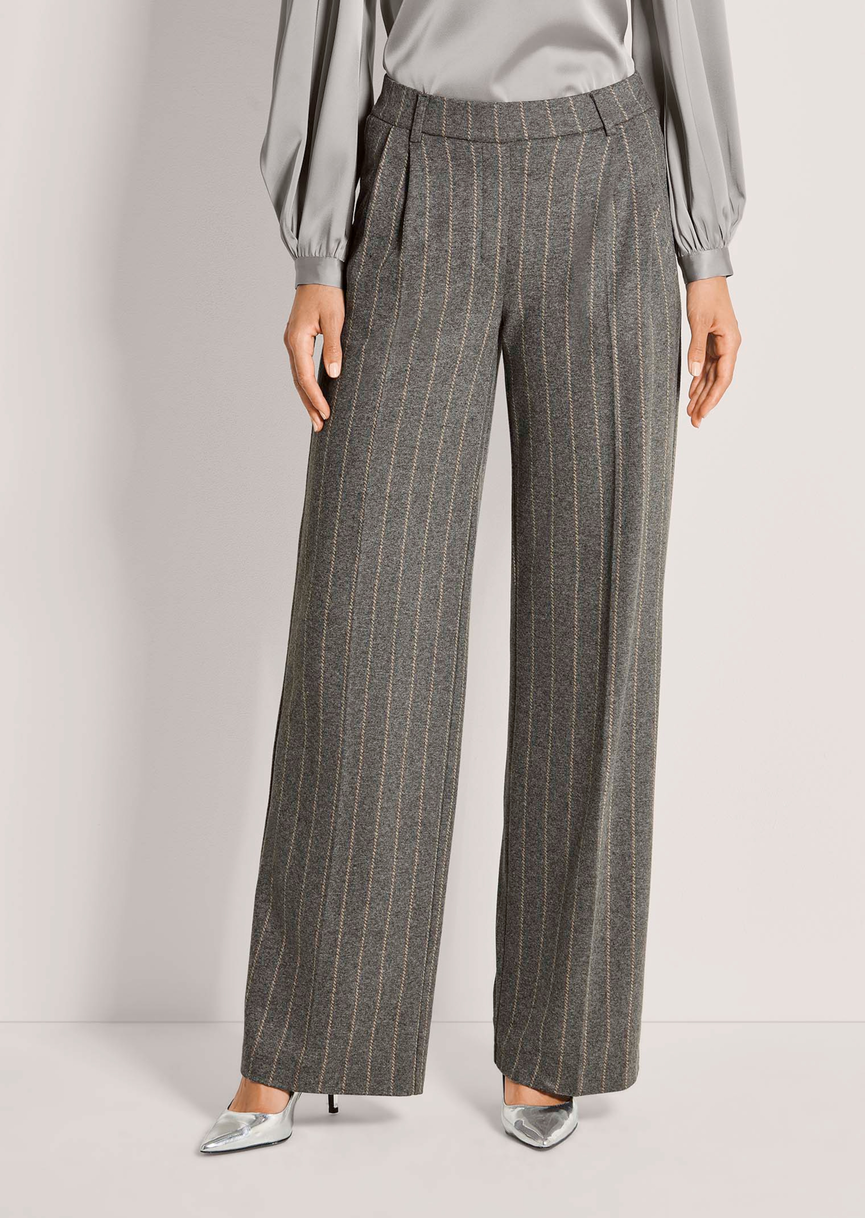 Weite Bundfaltenhose mit Nadelstreifen