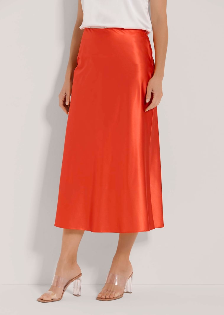 Langer Rock in glanzvoller Optik