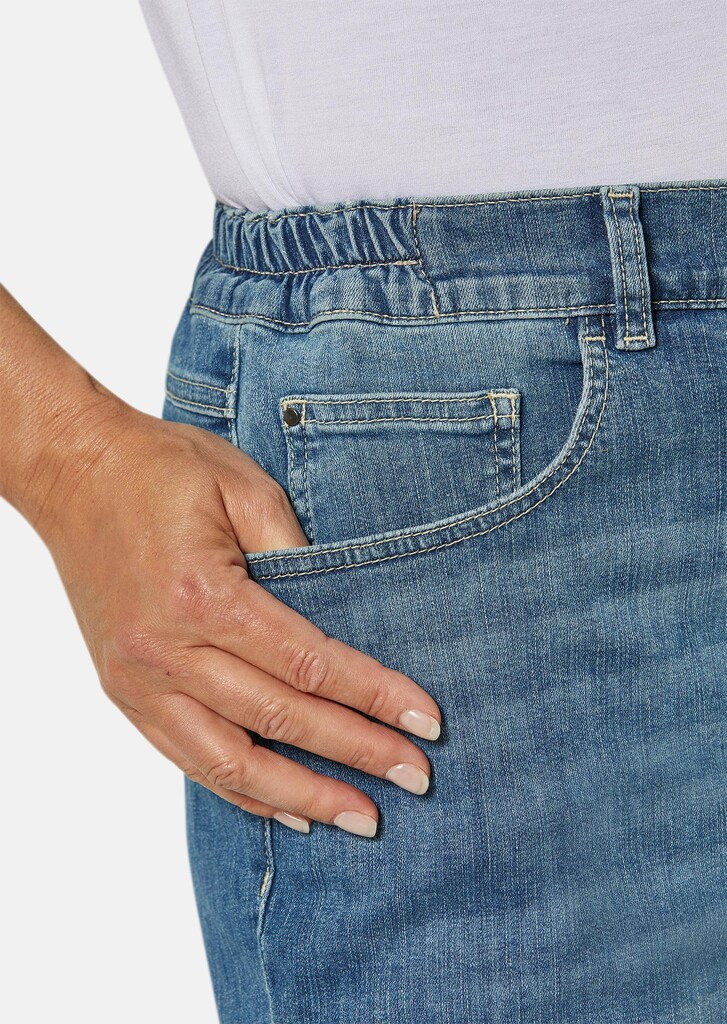 Angenehme Jeanshose mit modischem Saumabschluss