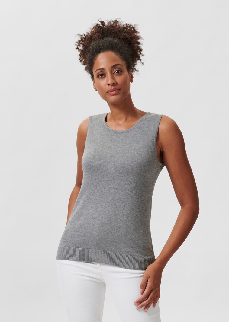 Knitted top made from soft viscose stretch